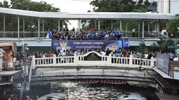 Parade Leicester City bersama trofi juara Liga Inggris melewati kanal di Bangkok, (19/5/2016). (AFP/Lillian Suwanrumpha)