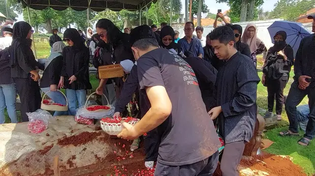 Angger Dimas usai pemakaman ibunya di TPU Jeruk Purut, Jakarta Selatan, Kamis (18/4/2024). (M. Altaf Jauhar)