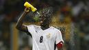 Gelandang Ghana, Michael Essien, menyemprotkan air ke mukanya saat Piala Afrika 2008 melawan Kamerun. Tidak hanya hebat di Chelsea, bintang anyar Persib Bandung ini juga merupakan legenda bagi Timnas Ghana. (EPA/Kim Ludbrook).