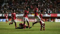 Para pemain Timnas Indonesia U-16 merayakan kemenangan atas Myanmar melalui adu tendangan penalti 5-4 usai Muhammad Babil Asyura (kanan) mencetak gol penentu dalam laga semifinal Piala AFF U-16 2022 antara Indonesia U-16 melawan Myanmar U-16 di Stadion Maguwoharjo, Sleman, Rabu (10/8/2022) malam WIB. (Bola.com/Bagaskara Lazuardi)