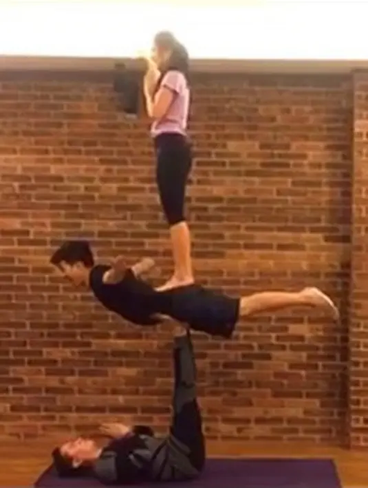 Satu lagi gerakan yang sulit dan harus sabar dalam melakukannya. "We are flying without wings!!" tulis Glenn Alinskie dalam akun instagramnya @glennalinskie. (Photo : Instagram)