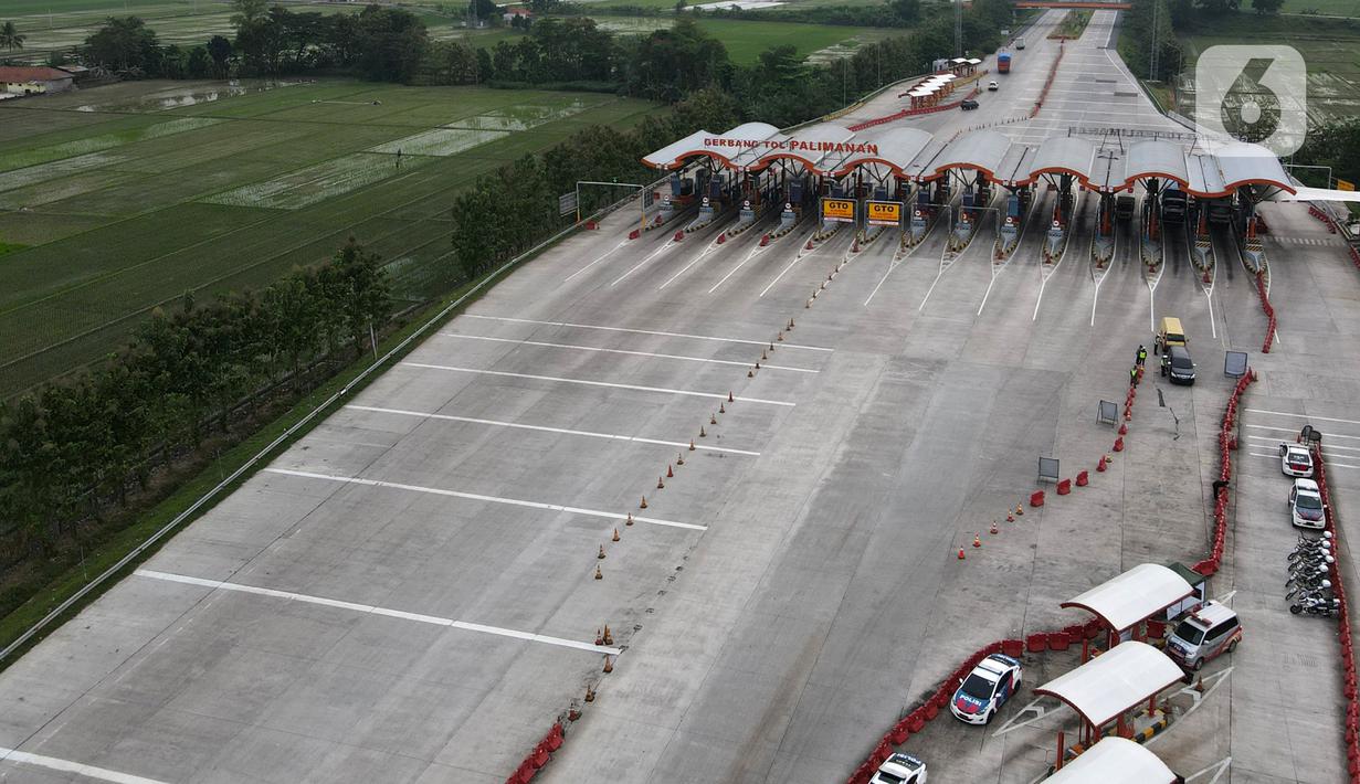 Foto udara suasana Gerbang Tol Palimanan, Jakarta, Jumat, (7/5/2021). Gerbang Tol Palimanan sepi karena adanya kebijakan larangan mudik Lebaran pada tanggal 6-17 Mei 2021 untuk memutus penyebaran COVID-19. (merdeka.com/Imam Buhori)
