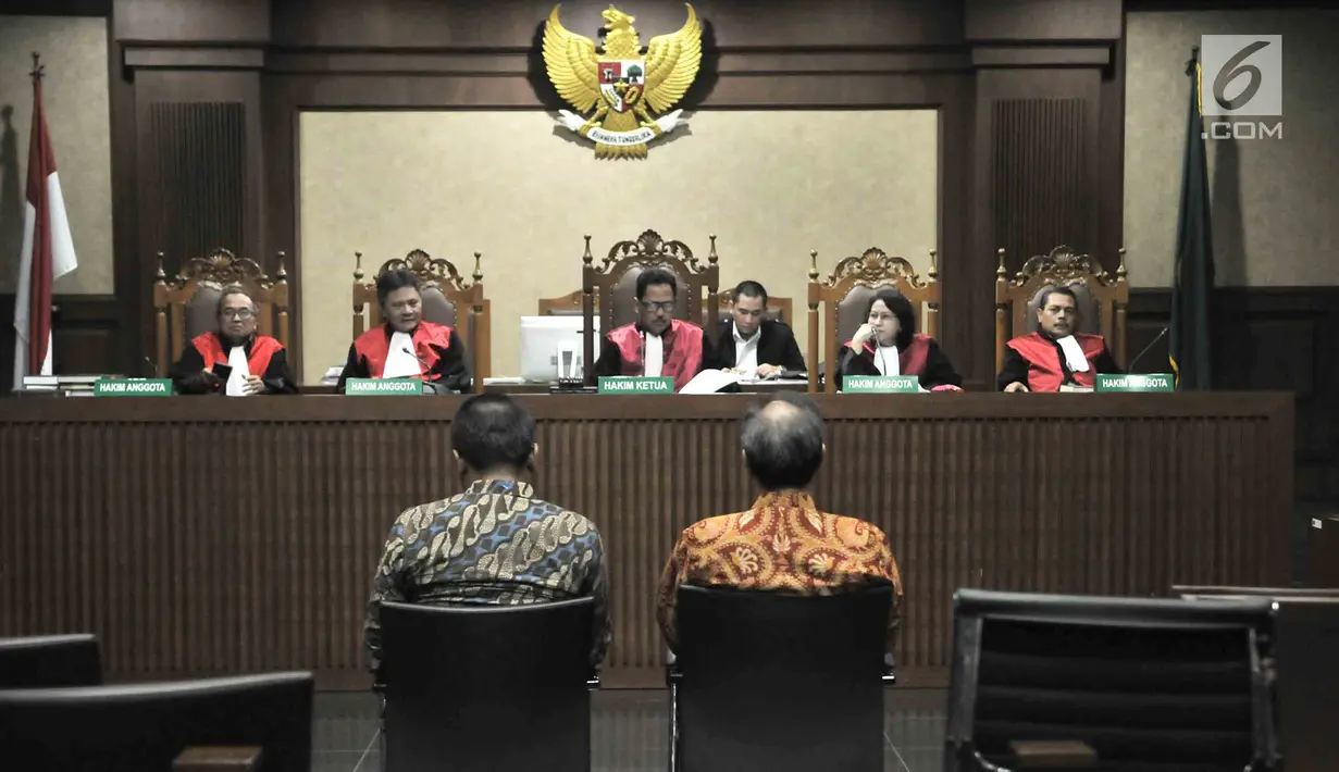 Terdakwa Irvanto Hendra Pambudi dan Made Oka Masagung menjalani sidang perdana kasus fee korupsi e-KTP di Pengadilan Tipikor, Jakarta, Senin (30/7). (Merdeka.com/Iqbal S Nugroho)
