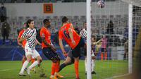 Pemain Istanbul Basaksehir Alexandru Epureanu (kanan) melakukan penyelamatan bola saat menghadapi Manchester United pada pertandingan pada pertandingan Grup H Liga Champions di Stadion Fatih Terim, Istanbul, Turki, Rabu (4/11/2020). Istanbul Basaksehir menang 2-1. (AP Photo)