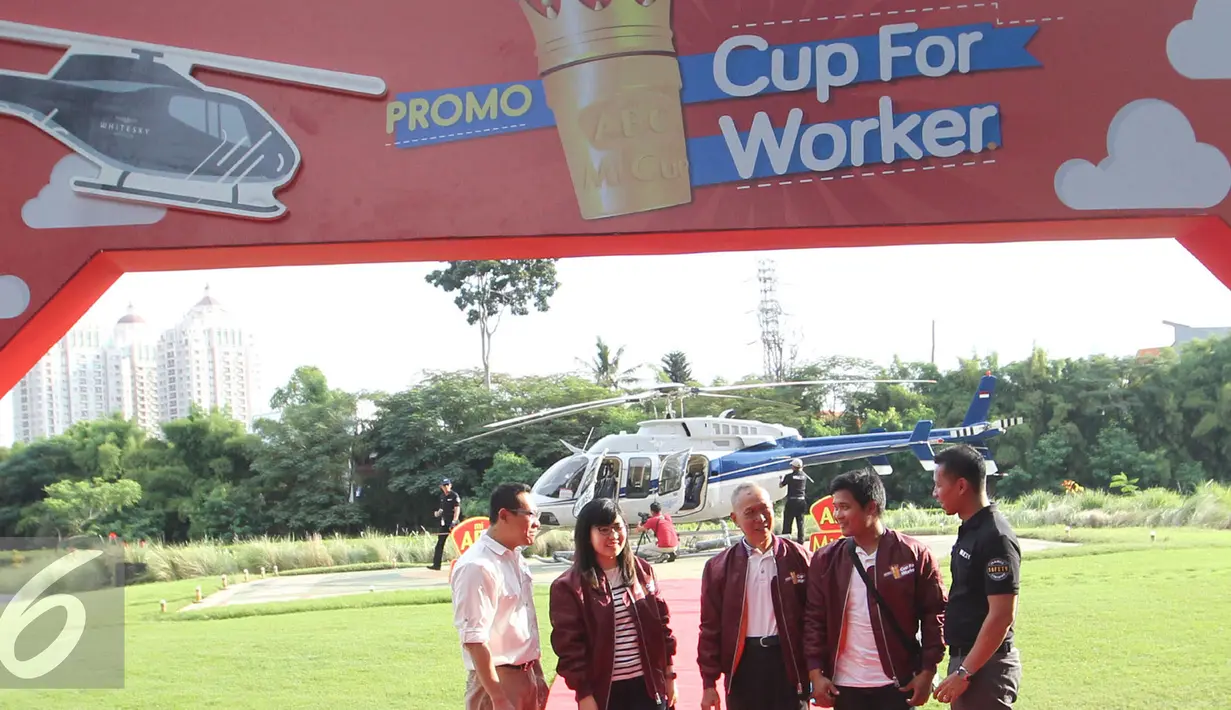  Pemenang program Cup for Worker Mi Cup ABC Nove Mianti Chandra (kedua kiri) saat akan menaiki helikopter di Jakarta, Jumat (03/6). Liputan6.com/Angga Yuniar)