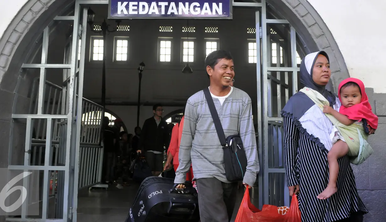 Ratusan pemudik berjalan menuju pintu kedatangan saat tiba di Stasiun Senen, Jakarta, Sabtu (9/7). Puncak arus balik pemudik di stasiun Senen diperkirakan terjadi pada besok Minggu (10/7). (Liputan6.com/Johan Tallo)