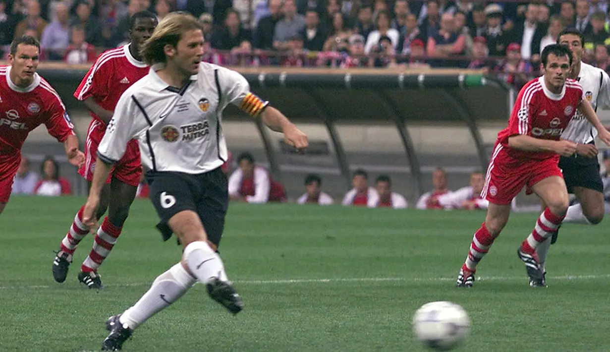 3. Gaizka Mendieta, gelandang kreatif ini bakatnya berkembang ketika Valencia dilatih oleh Ranieri. Bersama The Tinkerman, mantan pemain Lazio ini meraih Copa del Rey musim 1998/99. (AFP/Olivier Morin)