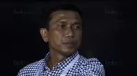 Pelatih Bali United, Widodo C. Putro, mengamati anak asuhnya saat melawan Bhayangkara FC pada laga Liga 1 Indonesia di Stadion Patriot, Bekasi, Jumat (29/9/2017). Bhayangkara menang 3-2 atas Bali. (Bola.com/Vitalis Yogi Trisna)