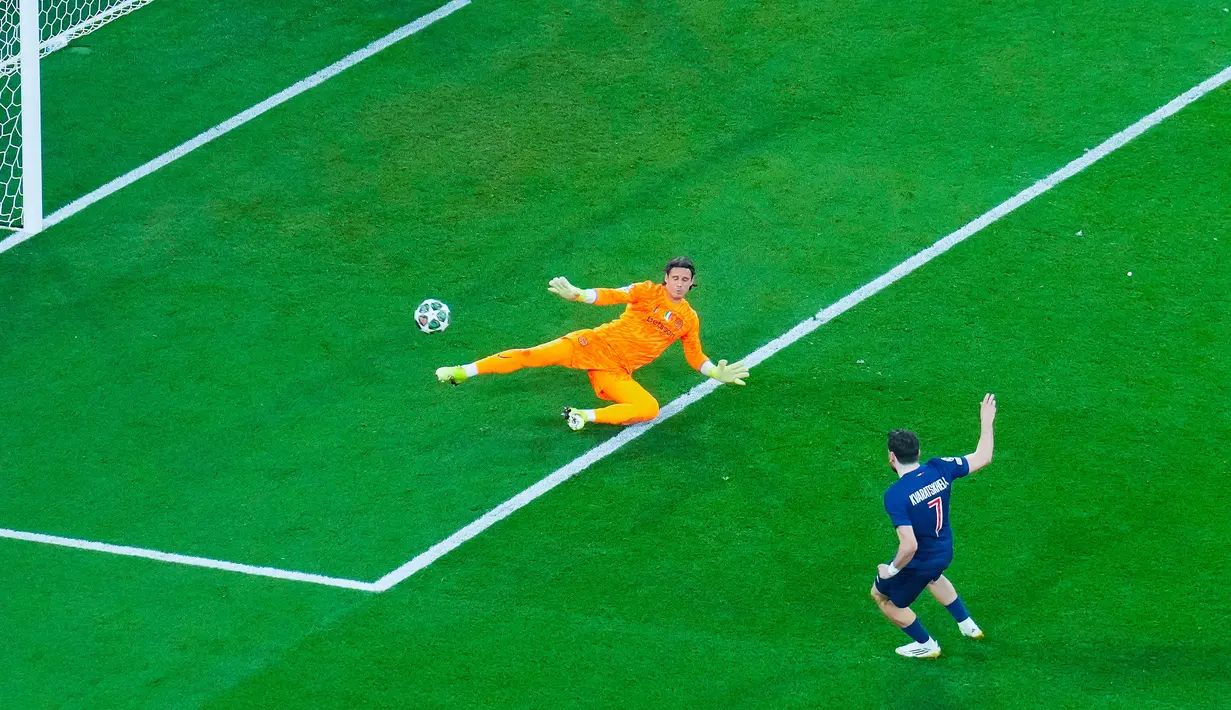 PSG mencetak dua gol pertamanya saat laga baru berjalan 20 menit lewat Achraf Hakimi dan Desire Doue. Pada babak kedua, PSG kembali membuka keran gol melalui Khvicha Kvaratskhelia, Doue, dan Senny Mayulu. (AP Photo/Matthias Schrader)