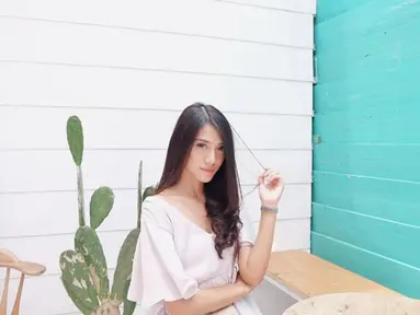 Sejak debutnya di dunia hiburan Tanah Air, perempuan kelahiran Bengkulu ini selalu identik dengan gaya feminin. Ia pun kerap tampil dalam balutan berbagai dress dengan warna yang kalem, salah satunya warna putih. (Liputan6.com/IG/anissaaziza)