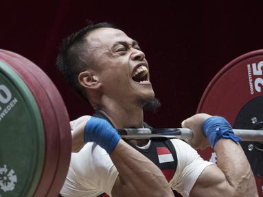 Lifter Indonesia, Suwoto Wijoyo, saat berlaga pada Asian Games di JIExpo, Jakarta, Senin, (20/8/2018). Suwoto Wijoyo berhasil menyumbang medali perunggu angkat besi putra kelas 56kg. (Bola.com/Vitalis Yogi Trisna)