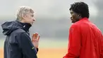 Manajer Arsenal, Arsene Wenger bercakap-cakap dengan striker asal Togo, Emmanuel Adebayor di sela latihan di London Colney, jelang leg kedua Liga Champions lawan Villarreal, 14 April 2009. AFP PHOTO/IAN KINGTON 