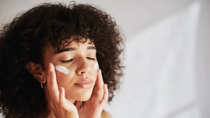 Mengupas Kekuatan Retinol untuk Atasi Kerutan dan Garis-garis Halus, Ketahui Cara Tepat Memakainya!