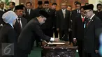 Ketua MPR, Zulkifli Hasan (kanan) melantik Sekjen MPR yang baru Ma'ruf Cahyono (kiri), Senayan, Jakarta, Rabu (3/2/2016). Ma'ruf Cahyono mengantikan Edi Siregar yang memasuki masa pensiun sejak Desember 2015. (Liputan6.com/Johan Tallo)