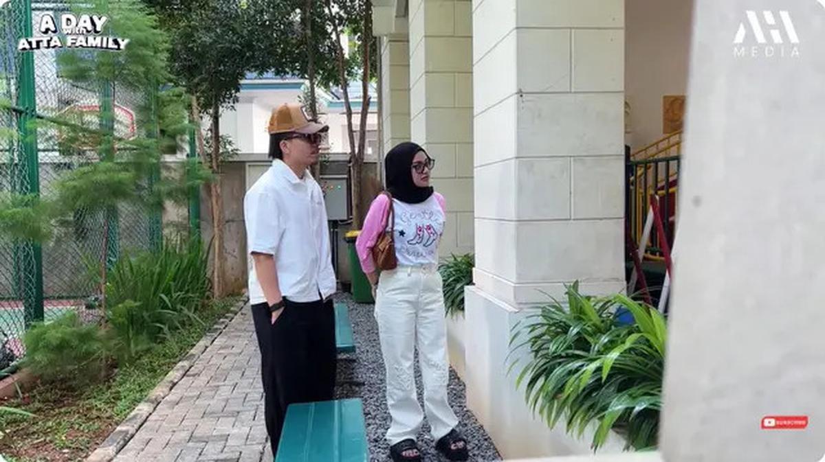 6 Detail Outfit Kasual Aurel Hermansyah Antar Ameena di Hari Pertama Sekolah