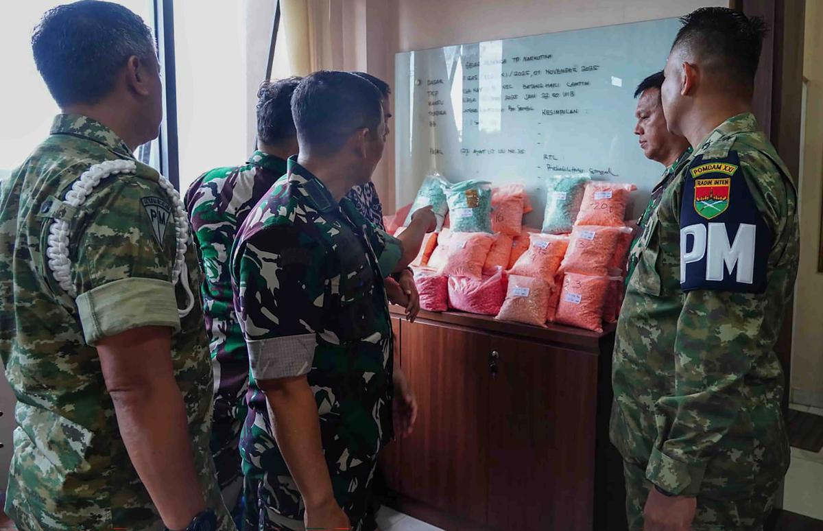 FOTO: Monen Prajurit Korem 043/Gatam Amankan Puluhan Ribu Ekstasi dari Lokasi Kecelakaan