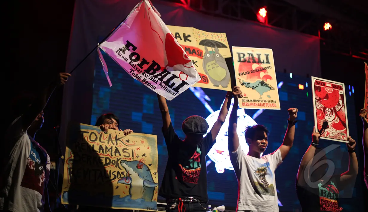 Pada penampilannya di ajang Indonesia Greaser Party 2015, Superman Is Dead (SID) mengajak agar para penonton mendukung gerakan Bali Tolak Reklamasi, Jakarta, Minggu (12/4/2015). (Liputan6.com/Faizal Fanani)