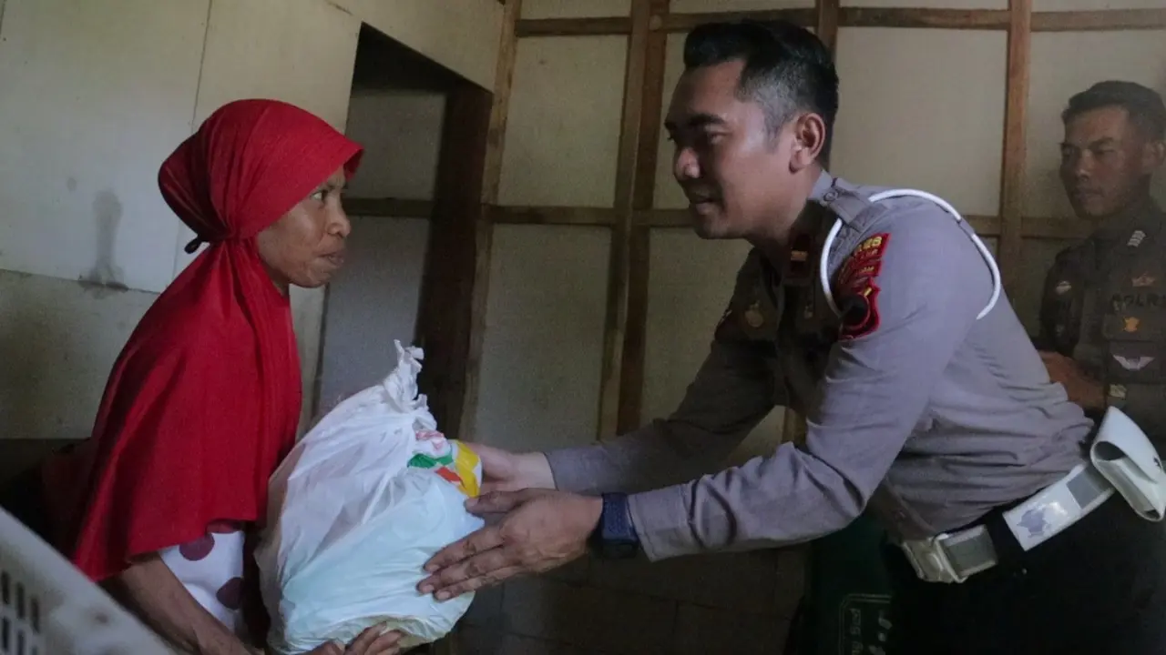 Satlantas Polres Pemalang membelikan kasur hingga sembako untuk membantu janda dengan anak autis yang hidup serba kekurangan.(Foto: Liputan6.com/Polres Pemalang)