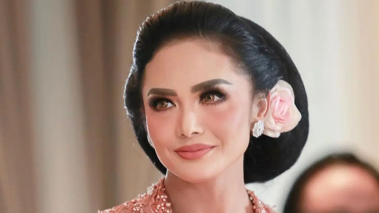 6 Potret Terbaru Krisdayanti saat Launching Buku Karya Guntur Soekarnoputra