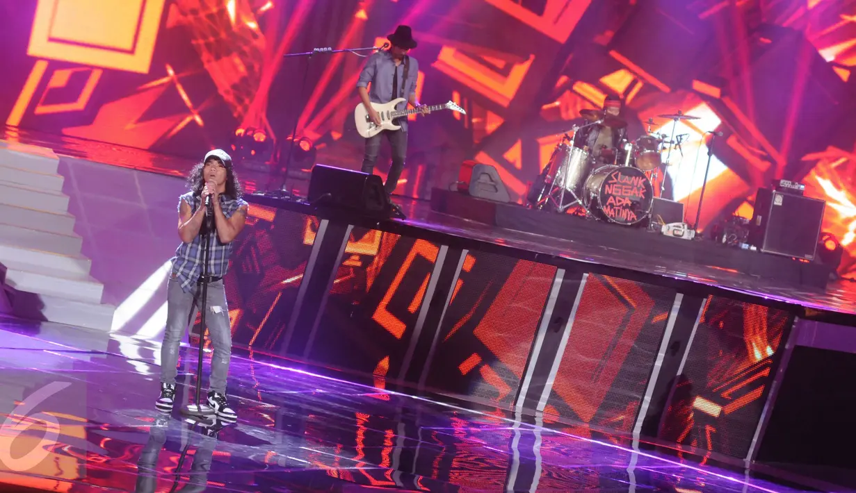 Slank beraksi di panggung Konser Raya 22 Indosiar, Jakarta, Rabu (11/1). Pada kesempatan itu, Slank membawakan lagu terbaru mereka yang baru akan diluncurkan Februari mendatang. (Liputan6.com/Helmi Afandi)