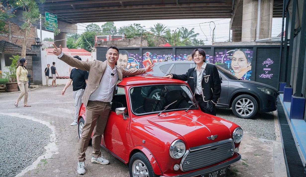 Kali ini, mereka berfoto dengan mini cooper classic berwarna merah. Mobil itu terparkir di rumah mewah Raffi lainnya yang juga masih berlokasi di Andara. (Foto: Instagram/ raffinagita1717)