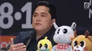 Ketua Inasgoc, Erick Thohir memberi keterangan saat perkenalan dengan beberapa produk UMKM berlisensi Asian Games 2018 di Jakarta, Rabu (30/5). Beberapa produk berlisensi Asian Games 2018 mulai diperkenalkan. (Liputan6.com/Helmi Fithriansyah)