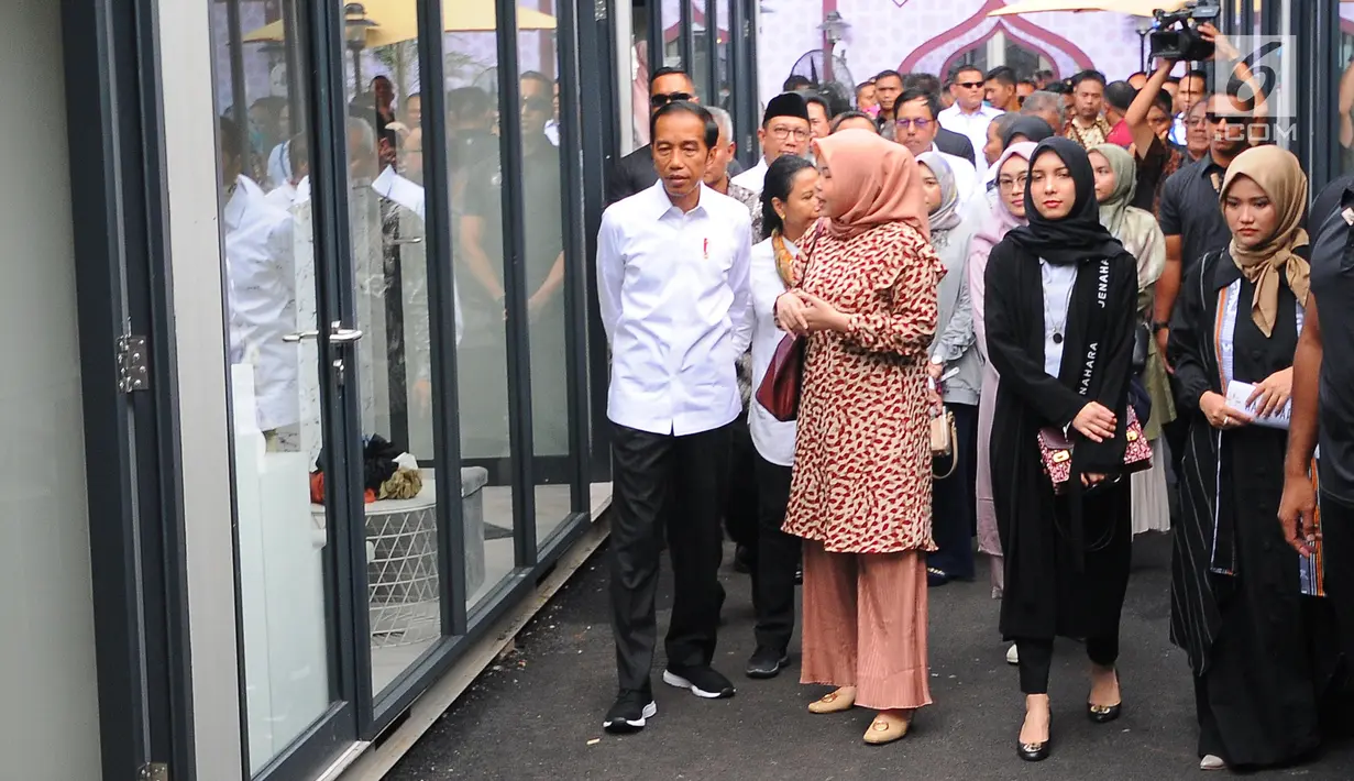 Presiden Joko Widodo atau Jokowi saat menghadiri peresmian Halal Park di Kompleks Gelora Bung Karno (GBK), Senayan, Jakarta, Selasa (16/4). Proyek ini akan memakan investasi senilai Rp 250 miliar. (Liputan6.com/Angga Yuniar)