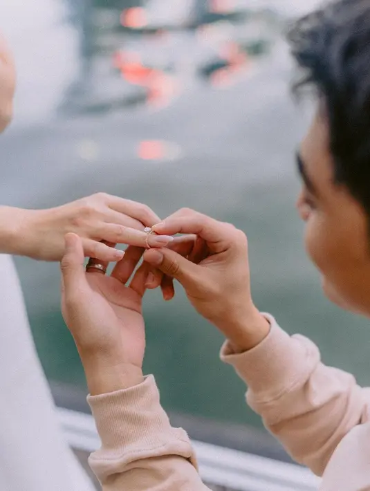 Dengan latar perairan di Marina Bay Sands, Cassandra Lee tampil cantik dengan busana yang clean. [@cassandraslee]