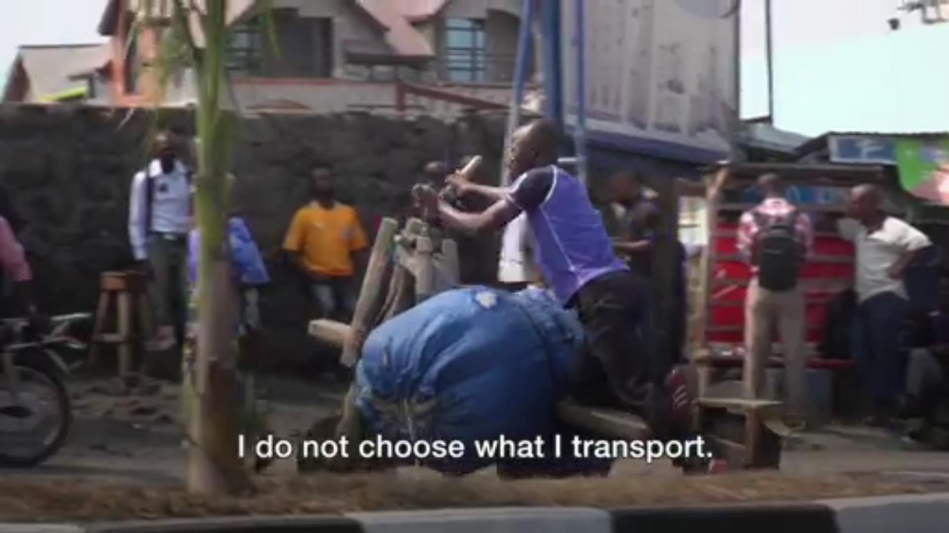 Tumaini Obedi membawa barang memakai chukudu (bbc.com)