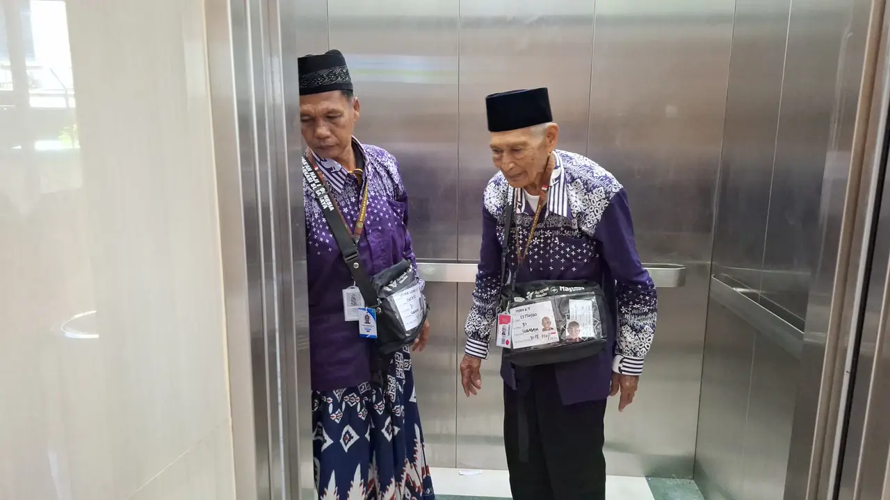 Mbah Imam  bersama anaknya Yoyok Wijaksono. (Foto:  Kemenag Jatim) 