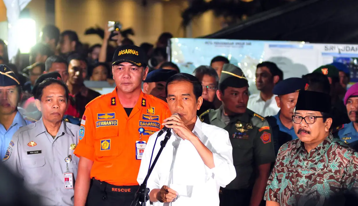 Presiden RI, Joko Widodo melakukan jumpa pers di luar ruangan Crisis Center, Bandara Juanda, Surabaya, Selasa (30/12/2014). Gubernur Jatim, Soekarwo (kanan)  hadir mendampingi Jokowi di Bandara Juanda, Surabaya, (30/12/2014). (Liputan6.com/Johan Tallo)