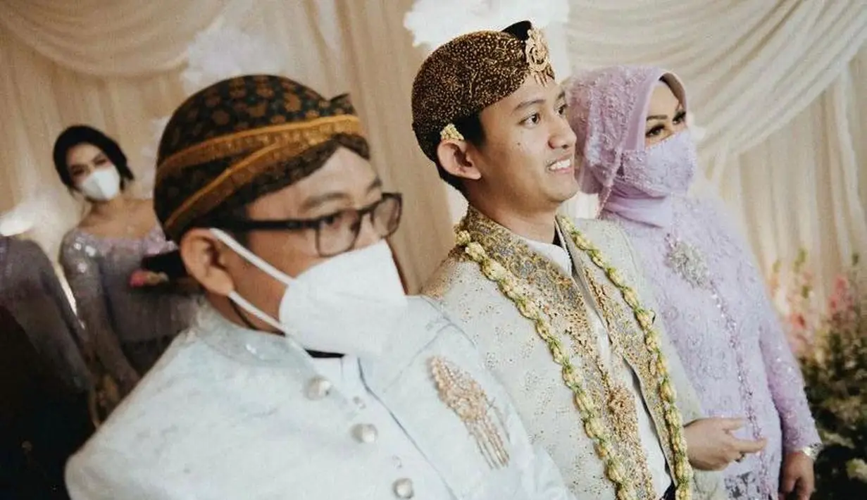 Penampilan Belva kemudian dilengkapi dengan blangkon batik bermotif serupa dengan kain batik cokelat yang dipakainya dan rangkaian bunga melati yang dikalungkan di leher. (Instagram/weddingku).