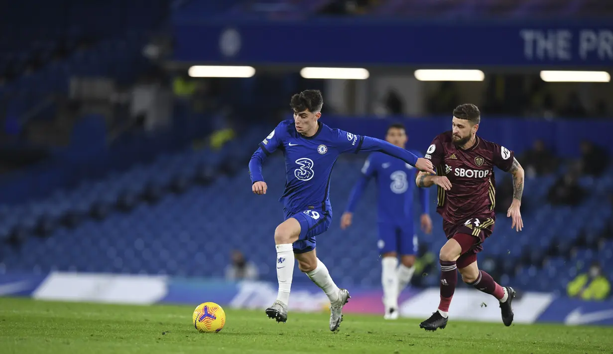 Gelandang Chelsea, Kai Havertz membawa bola saat bertanding mleawan Leeds United pada pertandingan lanjutan Liga Inggris di Stamford Bridge di London, Inggris, Minggu (6/12/2020). Chelsea menang 3-1 atas Leeds United. (Daniel Leal-Olivas/Pool via AP)