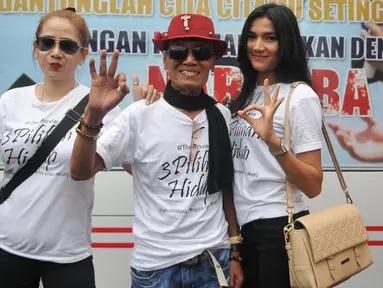Pelawak Srimulat, Kabul Basuki atau Tessy (tessy) saat melakukan kampanye untuk tidak memakai Narkoba, Kota Tua, Jakarta,(26/2). Aksi tersebut dengan menggunakan simbol 3 pilihan hidup yaitu Rehabilitasi, Penjara atau mati. (Liputan6.com/Gempur M Surya)