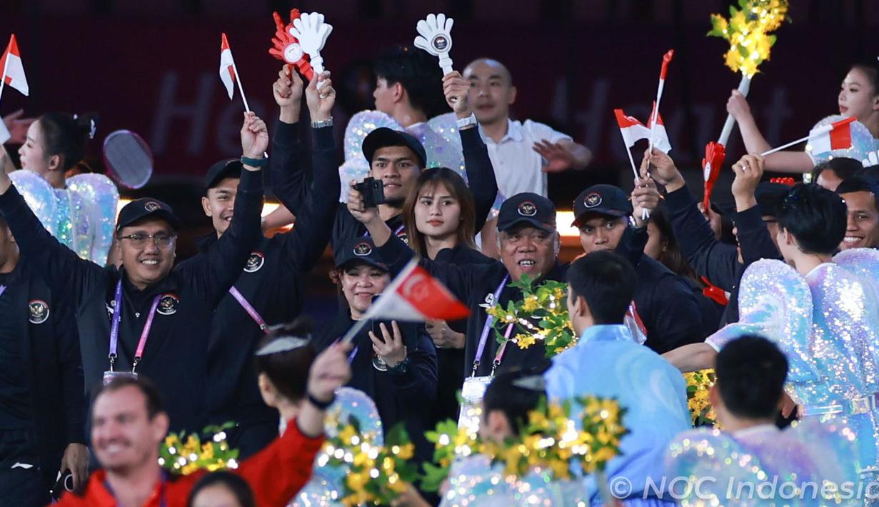 CdM Tim Indonesia untuk Asian Games, Basuki Hadimuljono (tengah) bersama sejumlah atlet Indonesia mengikuti upacara penutupan Asian Games 2022 yang berlangsung di Hangzhou Olympic Sports Centre Stadium, Hangzhou, China pada Minggu (08/10/2023). (NOC. Indonesia)