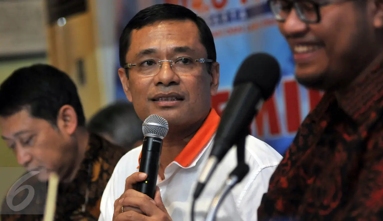 Menteri Perindustrian, Saleh Husin (tengah) saat menjadi pembicara dalam sebuah diskusi di Jakarta, Sabtu, (2/4). Diskusi ini bertajuk "Waspada Deindustrialisasi ". (Liputan6.com/JohanTallo)