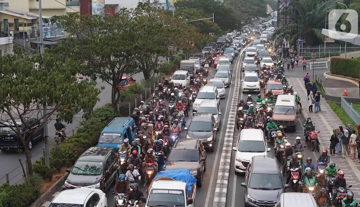 Kendaraan terjebak kemacetan di Jalan Margonda Raya, Depok, Jawa Barat, Sabtu (26/10/2019). Tingginya volume kendaraan menyebabkan jalan utama di Kota Depok tersebut tetap mengalami kemacetan, meski pengoperasian Jalan Tol Cijago Seksi II telah dilakukan. (Liputan6.com/Immanuel Antonius)