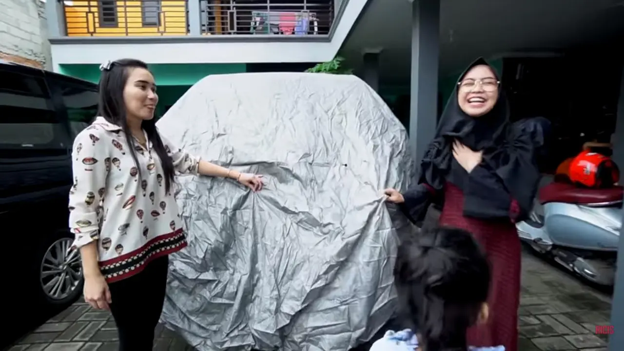 Seharga Rp15 Miliar, Mobil Ayu Ting Ting Jadi Sorotan