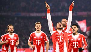 Para pemian Bayern Munchen merayakan gol yang dicetak oleh Michael Olise ke gawang VfL Wolfsburg dalam laga lanjutan Liga Jerman 2025/2026 di Allianz Arena, Munchen, Jerman, Minggu (11/01/2026) waktu setempat. (AP Photo/DPA/Sven Hoppe)