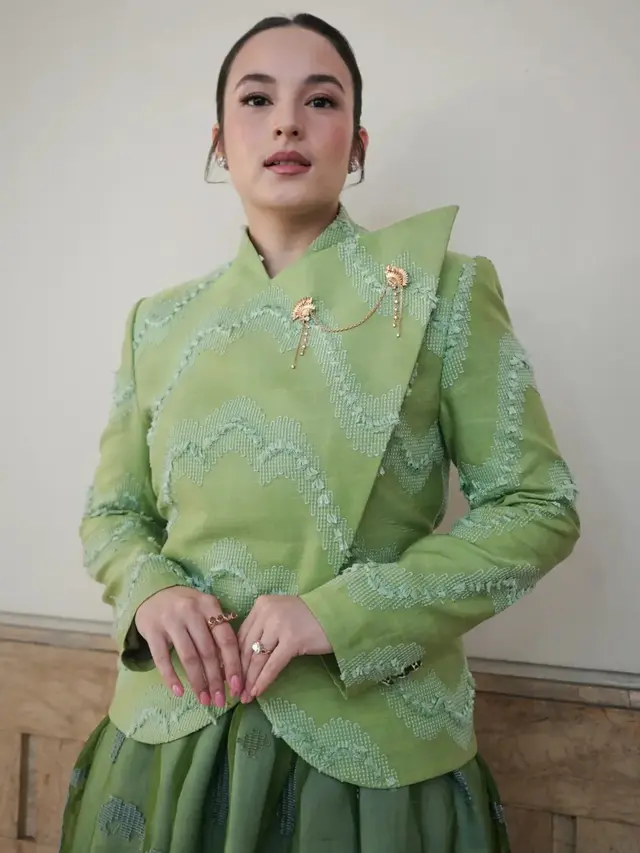 Chelsea Islan Tampil Anggun dalam Tenun Sabilulungan di Konferensi Pers Film Bunga Penutup Abad
