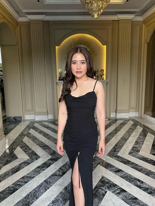 Inspirasi lainnya yang tak boleh terlewatkan begitu saja adalah gaun hitam dengan aksen serut. Sebuah little black dress yang tak lekang oleh waktu. (foto: Prilly Latuconsina)