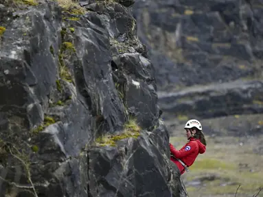 Princess of Wales dari Inggris, Kate Middleton menuruni tambang dengan tim Central Beacons Mountain Rescue sebagai bagian dari tur di Merthyr Tydfil, di Wales, pada 27 April 2023.(Matthew Horwood/Pool Photo via AP)