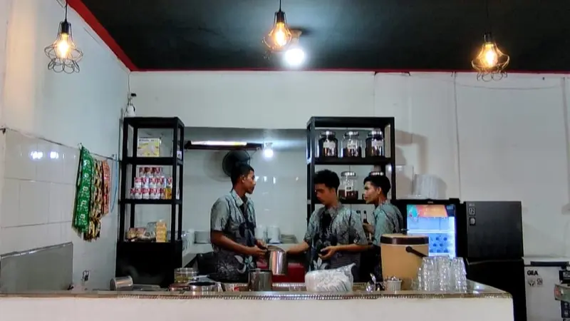 Proses penyajian kopi khas Aceh di Waroeng Aceh Duta Serambi, Manado.