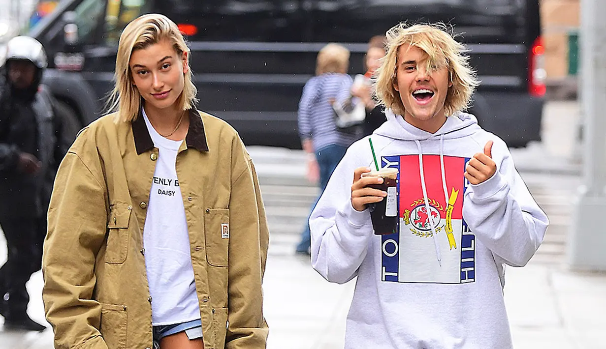 Hailey Baldwin ternyata juga memberikan cincin untuk Justin Bieber sebagai tanda pertunangan mereka. (splashnews HL)