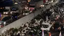 Massa peserta demo 4 November tidur di trotoar Jalan Gatot Subroto, Jakarta atau tepat di depan Gedung MPR/DPR RI, Jumat (4/11). Mereka terpaksa menginap di jalan depan Gedung DPR lantaran tak diizinkan masuk ke komplek parlemen (Liputan6.com/Johan Tallo)