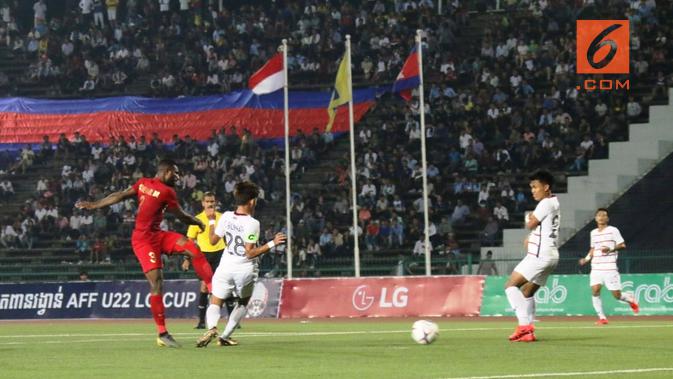 Duel Timnas Indonesia U-22 Vs Kamboja pada laga terakhir penyisihan Grup B Piala AFF U-22 2019 di Olympic Stadium, Phnom Penh, Jumat (22/2/2019). (Bola.com/Zulfirdaus Harahap)