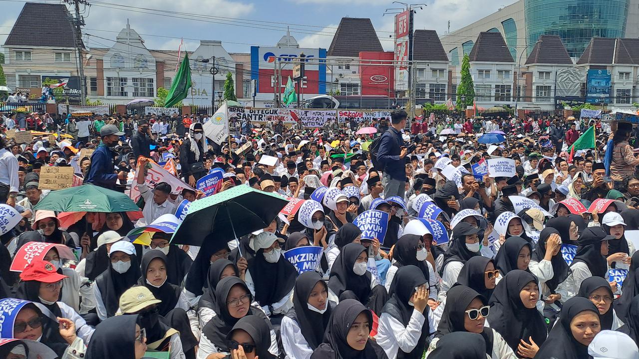 Polda DIY Digeruduk Massa, Desak Usut Kasus Penusukan dan Penganiayaan Santri