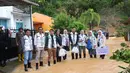 Insan BRILian membantu memindahkan kasur dan perlengkapan penting ke area penyaluran bantuan di Painan. Respons cepat ini diharapkan dapat meringankan beban masyarakat yang kehilangan tempat tinggal dan harta benda. Foto: BRI