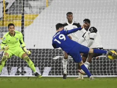 Gelandang Chelsea, Mason Mount mencetak gol ke gawang Fulham pada lanjutan Liga Inggris yang berlangsung di Craven Tottage pada Minggu (17/1/2021) dini hari WIB. Chelsea berhasil meraih kemenangan 1-0 atas Fulham lewat gol tunggal Mason Mount. (Mike Hewitt/Pool via AP)