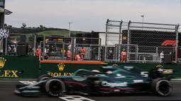 Pendapat berbeda diungkapkan oleh Prinsipal Tim Aston Martin. Mereka menyebut bahwa setidaknya masih ada 1,74 liter yang masih ada di dalam mobil nomor 5 tersebut, namun hanya bisa diambil oleh steward GP Hungaria sebanyak 0,3 liter, masih menyisakan 1,44 liter. (Foto: AFP/Peter Kohalmi)